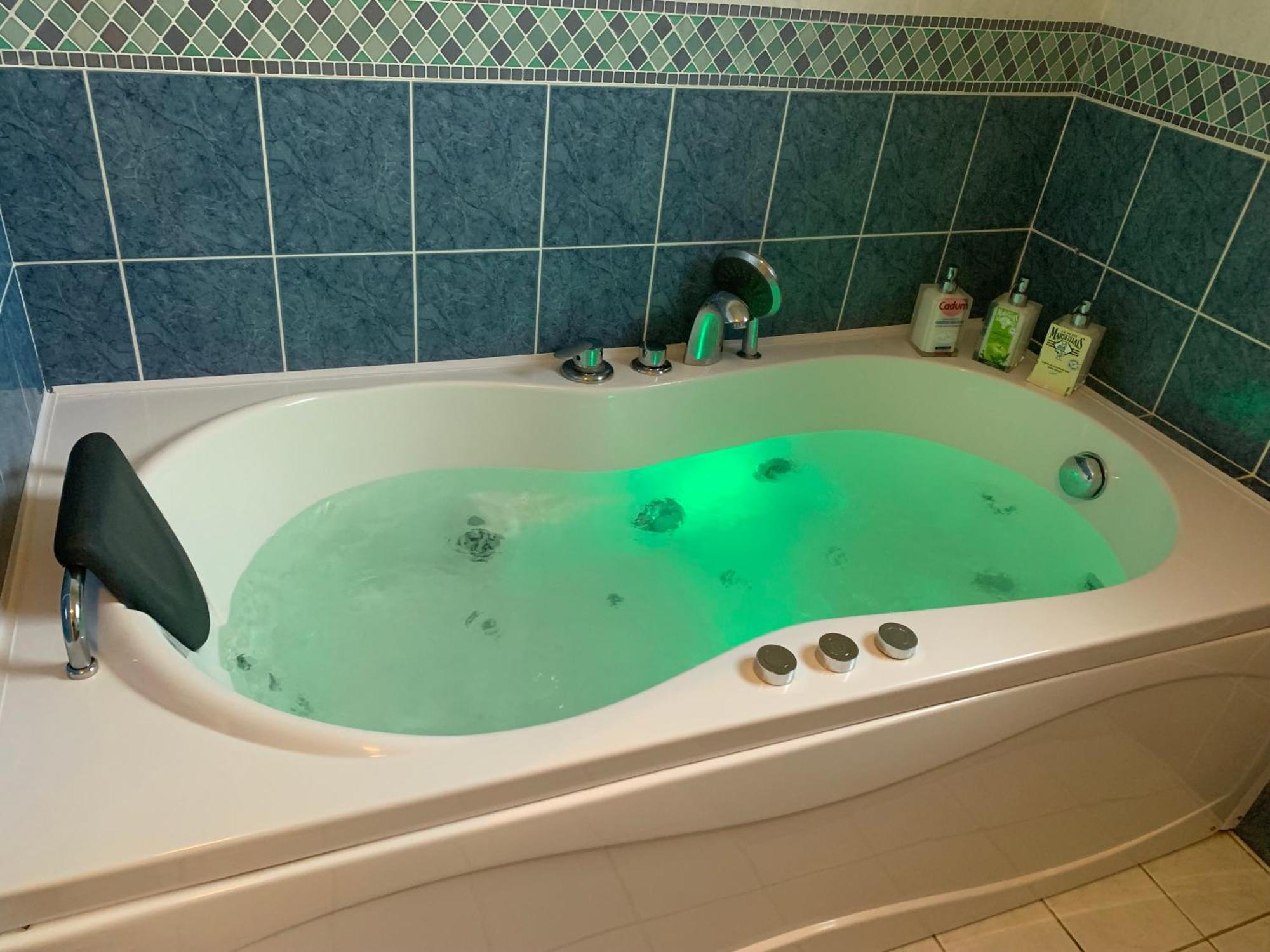 Gite 3 Etoiles Les Gourlines Avec Balneo, Veranda, Piscine Et Garage Avermes Luaran gambar
