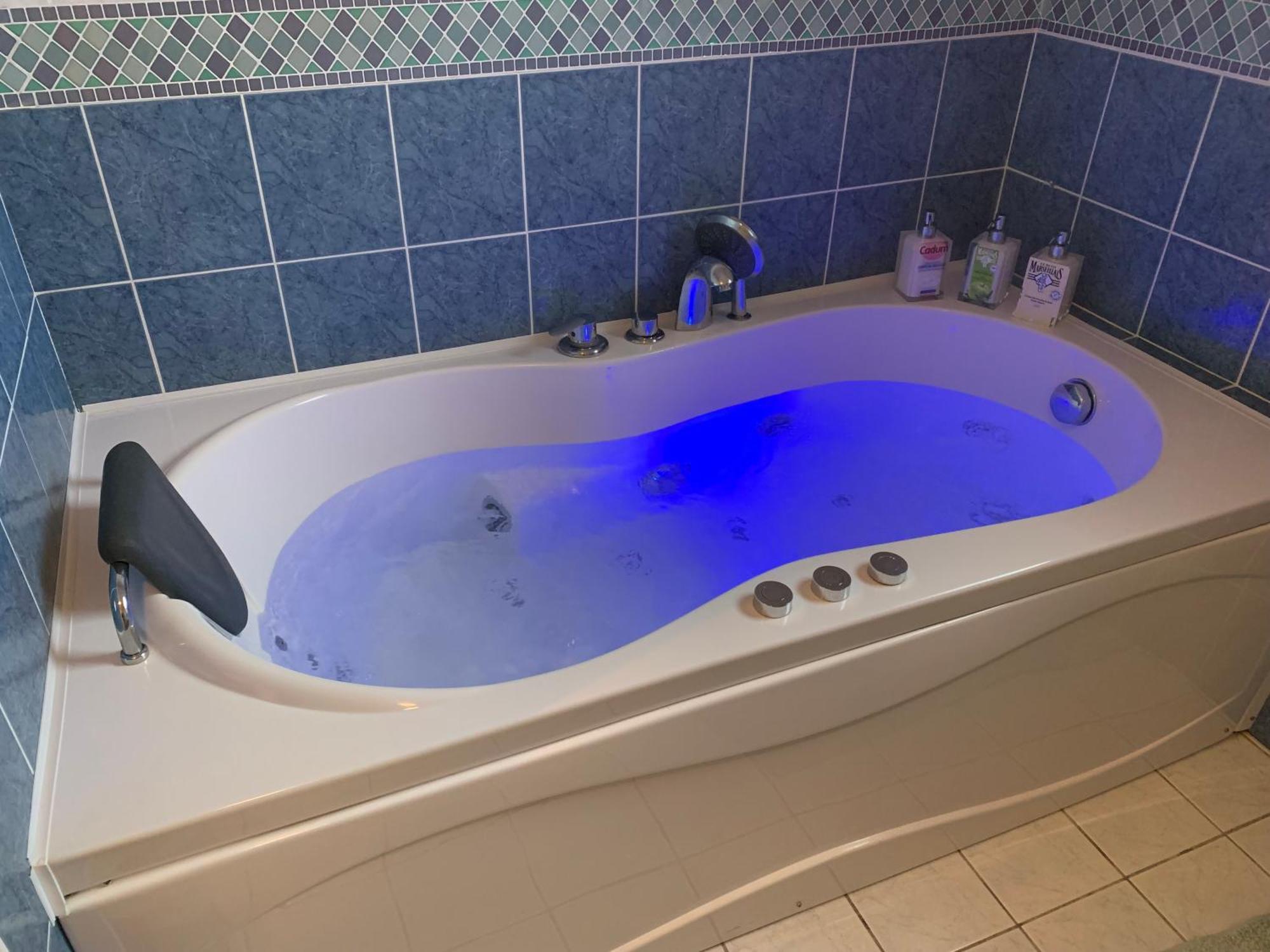 Gite 3 Etoiles Les Gourlines Avec Balneo, Veranda, Piscine Et Garage Avermes Luaran gambar